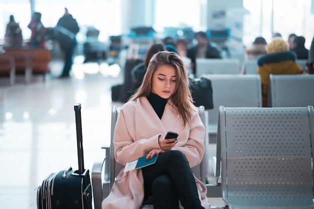 Femme d'affaires de l'aéroport en attente dans le terminal.