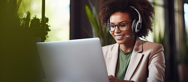 Femme d'affaires africaine en appel vidéo tout en travaillant pendant la pandémie