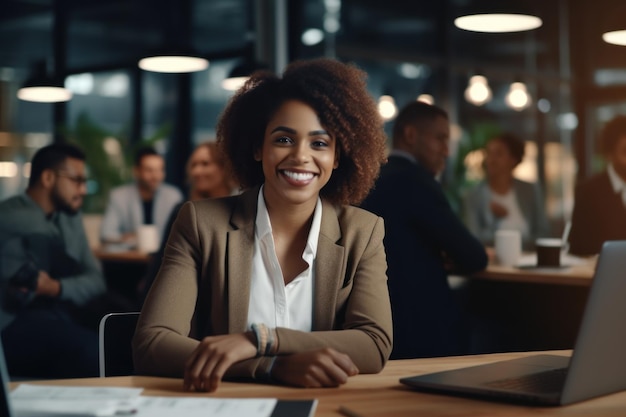 Une femme d'affaires africaine travaillant avec des collègues à une table de bureau