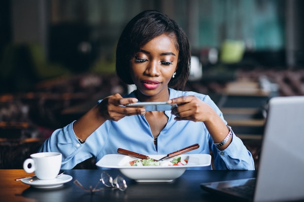 Femme d&#39;affaires afro-américaine faisant photo