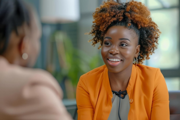 Une femme d'affaires afro-américaine joyeuse engage une conversation avec un emploi