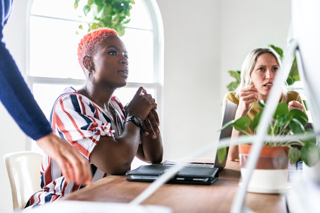 Femme d'affaires afro-américaine lors d'une réunion