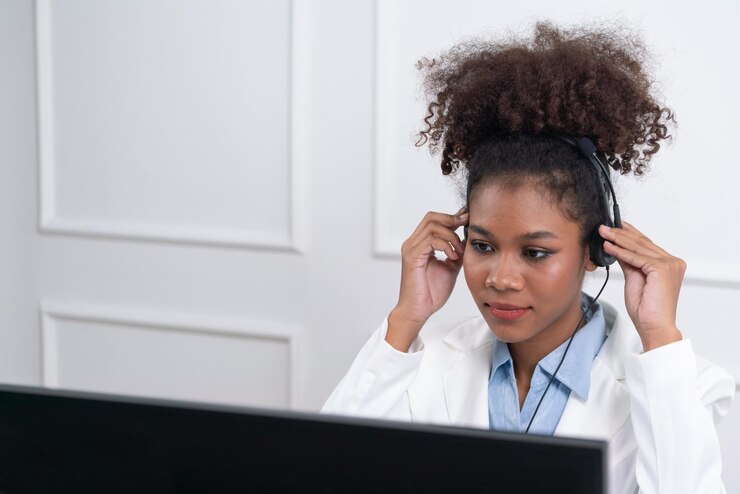 Photo une femme d'affaires afro-américaine portant un casque travaillant dans un bureau crucial