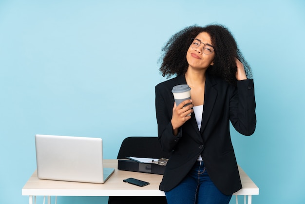 Femme d'affaires afro-américaine travaillant sur son lieu de travail ayant des doutes