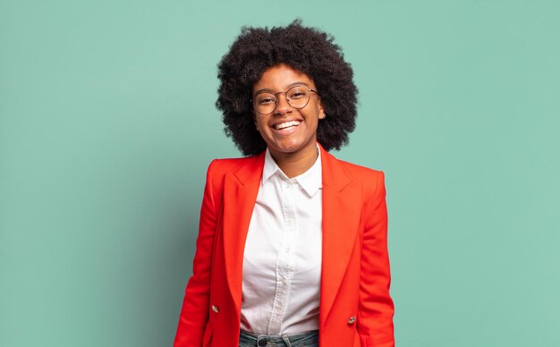 femme d'affaires afro avec blazer rouge