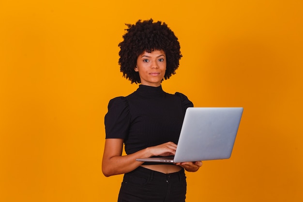 Femme d'affaires afro travaillant en ligne avec un ordinateur portable.