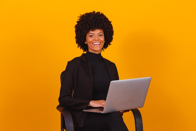 Femme d'affaires afro travaillant en ligne avec un ordinateur portable.