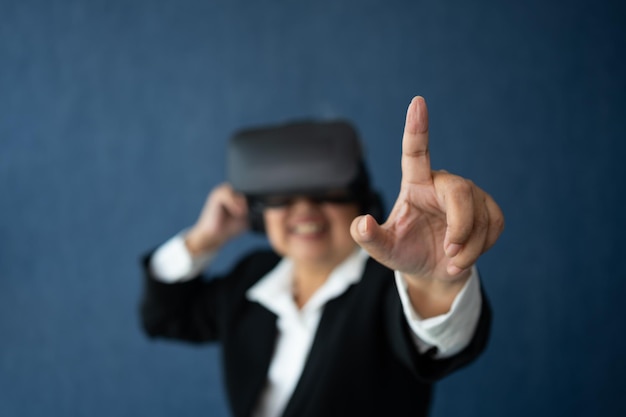 Photo une femme d'affaires âgée portant des lunettes virtuelles intelligentes pour un casque vr de conférence vidéo