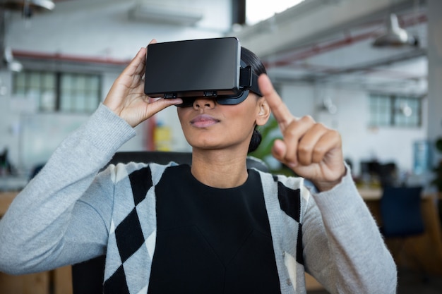 Femme d'affaires à l'aide d'un casque de réalité virtuelle