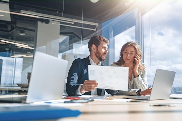 Femme d'affaires à l'aide d'ordinateur portable au bureau