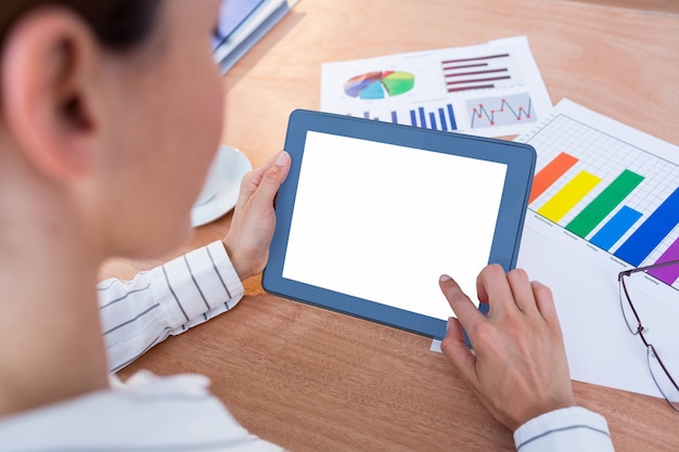 Femme d&#39;affaires à l&#39;aide de sa tablette numérique