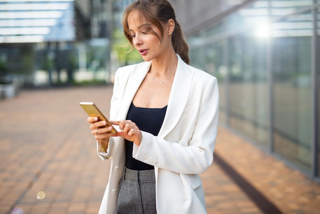 Femme d'affaires à l'aide d'un smartphone