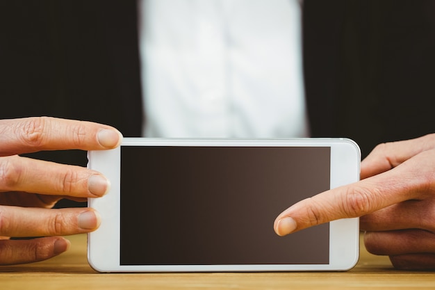 Femme d&#39;affaires à l&#39;aide de son tablet pc