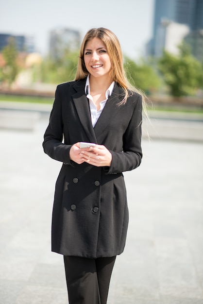 Femme d'affaires à l'aide de son téléphone portable