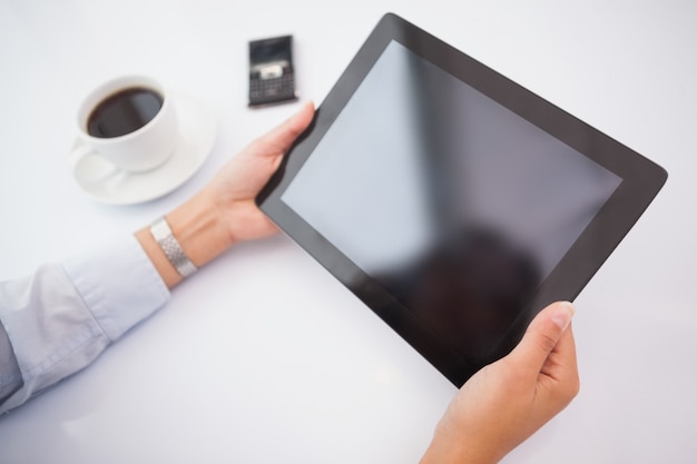 Femme d&#39;affaires à l&#39;aide de tablet pc à son bureau