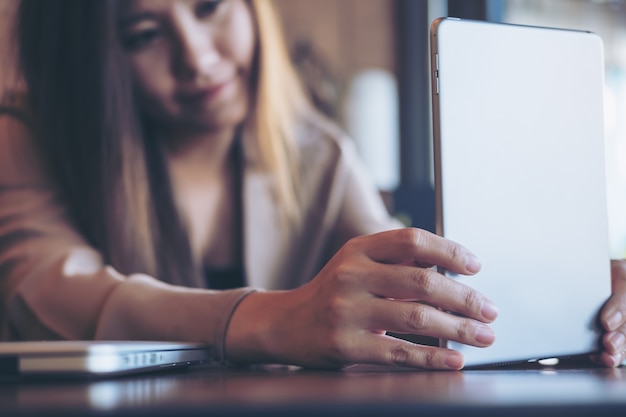 Femme d&#39;affaires à l&#39;aide de tablet pc