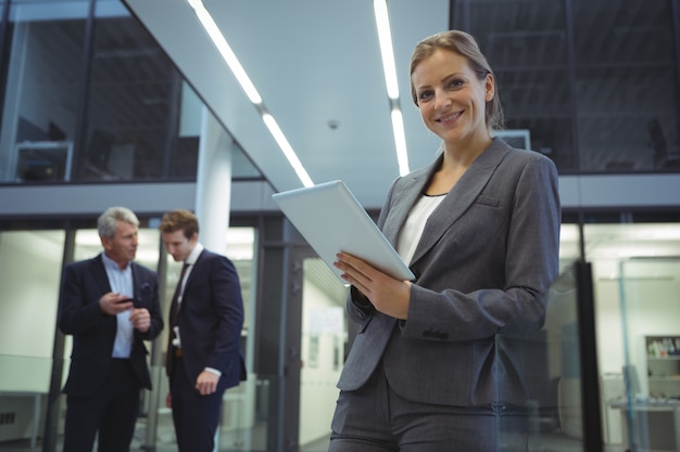 Femme d'affaires à l'aide de tablette numérique au bureau