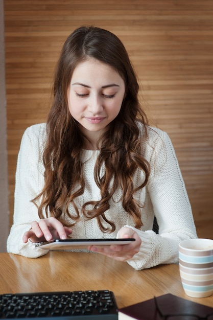 Photo femme d'affaires à l'aide d'une tablette numérique