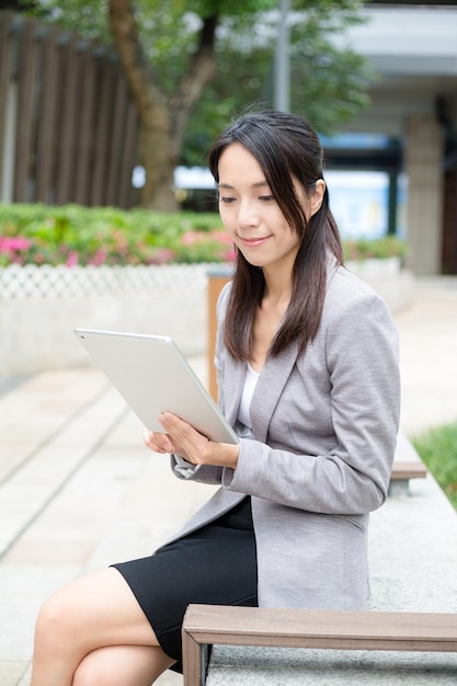 Femme d&#39;affaires à l&#39;aide de la tablette tactile