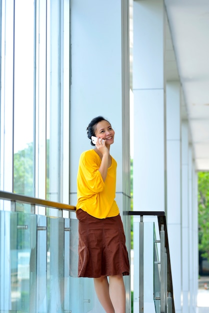 Femme d&#39;affaires à l&#39;aide de téléphone portable