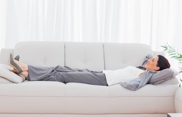 Femme d&#39;affaires allongé sur le canapé relaxant