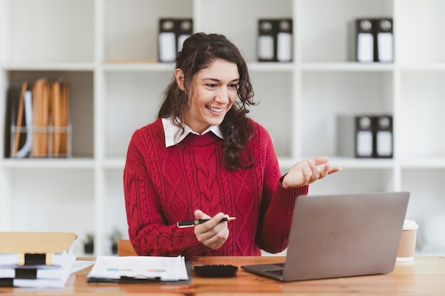 Femme d'affaires américaine préparant une présentation ou un e-mail important d'un comptable d'entreprise financière travaillant au bureau à domicile