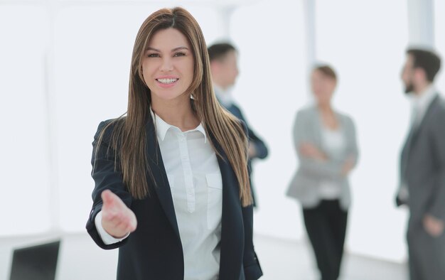 Femme d'affaires amicale tendant la main pour une poignée de main