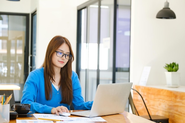 Femme d'affaires analyser les données de marketing d'investissement