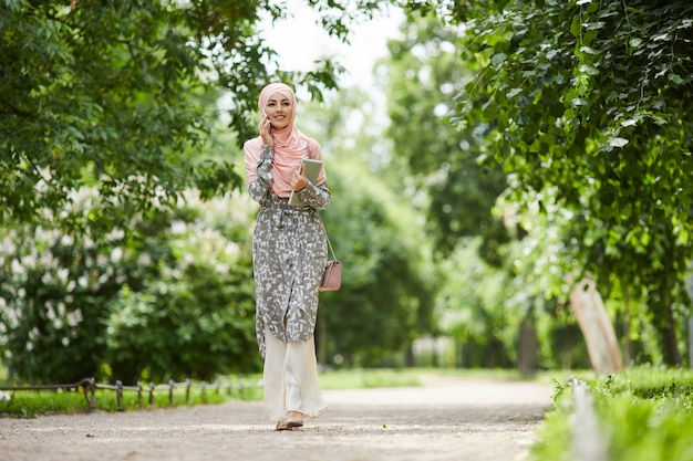 Femme d'affaires arabe en hijab en soie