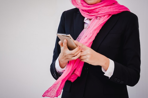 Femme d&#39;affaires arabe, messagerie sur un téléphone mobile