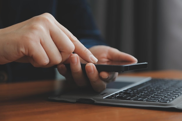 Femme d'affaires asiatique à l'aide d'un ordinateur portable et travaillant au bureau avec un document de calculatrice sur le bureau faisant la planification analysant le rapport financier plan d'affaires concept d'analyse financière d'investissement