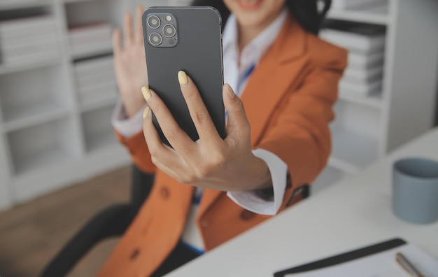 Femme d'affaires asiatique à l'aide d'un ordinateur portable et travaillant au bureau avec un document de calculatrice sur le bureau faisant la planification analysant le rapport financier plan d'affaires concept d'analyse financière d'investissement