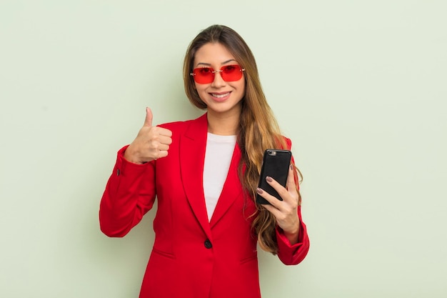 Femme d'affaires asiatique à l'aide d'un téléphone intelligent