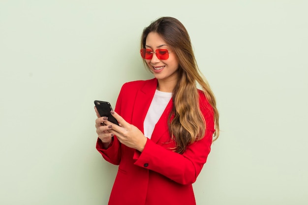 Femme d'affaires asiatique à l'aide d'un téléphone intelligent