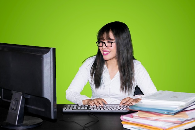 Femme d'affaires asiatique avec clavier d'ordinateur