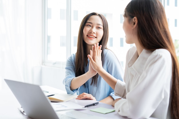 Femme d'affaires asiatique et collègues discutant du travail ensemble