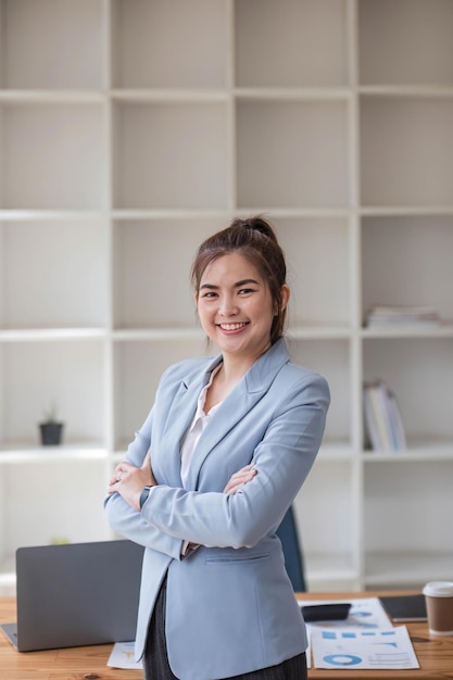 Photo une femme d'affaires asiatique confiante debout dans son bureau regardant la caméra avec une attitude professionnelle professionnelle asiatique moderne