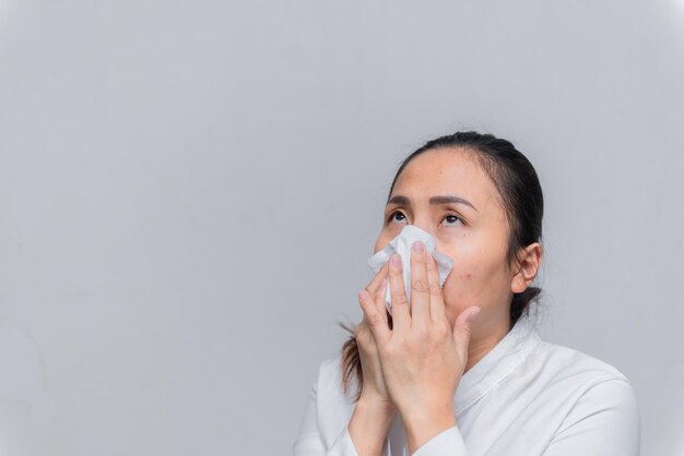 Femme d'affaires asiatique dans la ville de thaïlandeUne fille portant un masque médical de protection covid19 ou coronavirus de la personne infectéecorona protégé Aidez à protéger Pour le monde et les gens, arrêtez l'avertissement de virus