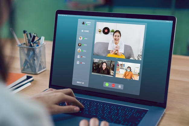 Femme d'affaires asiatique faisant une réunion par appel vidéo pour faire équipe en ligne et présenter des projets de travail. Concept de travail à domicile.