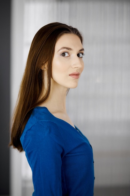 Femme d'affaires asiatique habillée décontractée, debout droite. Portrait d'entreprise ou portrait au bureau.