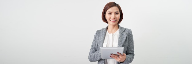 Photo une femme d'affaires asiatique heureuse tenant un bloc-notes isolé sur un fond de bannière blanche