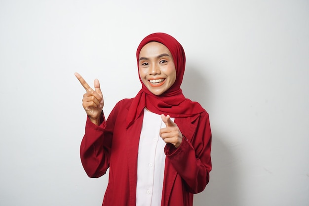 Femme d'affaires asiatique musulmane ini rouge décontracté souriant heureux et confiant