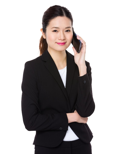 Une femme d'affaires asiatique parle au téléphone portable