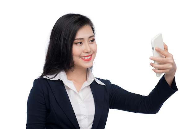 Femme d'affaires asiatique prenant une photo de selfie par smartphone