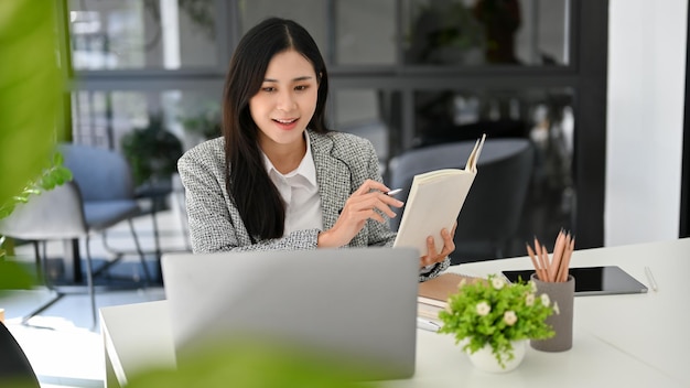 Femme d'affaires asiatique professionnelle travaillant à son bureau dans son bureau privé