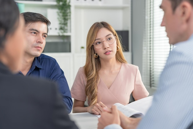 Une femme d'affaires asiatique rencontre des collègues au bureauLes hommes d'affaires discutent de la stratégie de planification