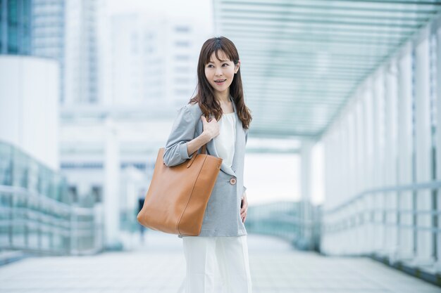 Femme d'affaires asiatique avec un sac en cuir