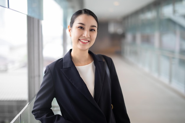 Photo femme d'affaires asiatique souriante regardant la caméra, photo d'affaires de mode de belle fille en costume décontracté