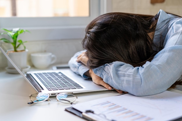 Femme D'affaires Asiatique Stressée Et Frustrée Travaillant Avec Un Ordinateur Portable Au Bureau