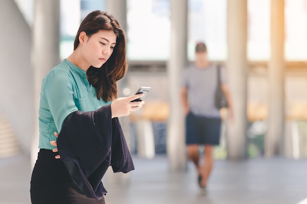 Femme d&#39;affaires asiatique de style de vie heureux de travailler en plein air dans la ville